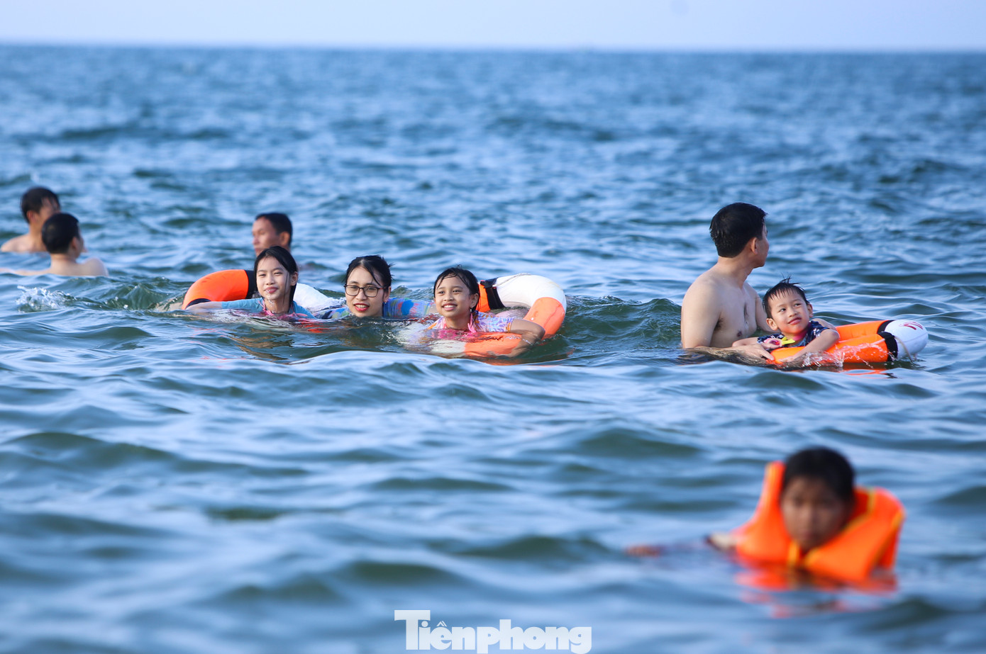 Với nền nhiệt dao động từ 33-35 độ C, rất đông người dân đi du lịch đều lựa chọn các bãi tắm để “giải nhiệt”. Các em nhỏ khi tắm biển đều có sự giám sát của người lớn.
