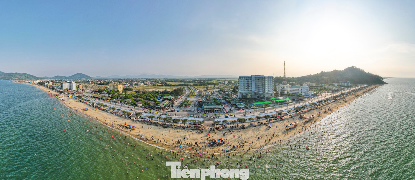 Khoảng 16h, khi nắng nóng dần dịu bớt, hàng nghìn người phủ kín bãi biển Thiên Cầm. Trên bờ biển dài hơn 3km với bãi cát phẳng, làn nước trong xanh, sạch sẽ, du khách thỏa thích hòa mình với làn nước mát lạnh.