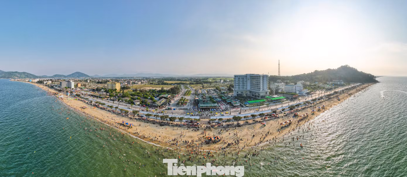 Khoảng 16h, khi nắng nóng dần dịu bớt, hàng nghìn người phủ kín bãi biển Thiên Cầm. Trên bờ biển dài hơn 3km với bãi cát phẳng, làn nước trong xanh, sạch sẽ, du khách thỏa thích hòa mình với làn nước mát lạnh.