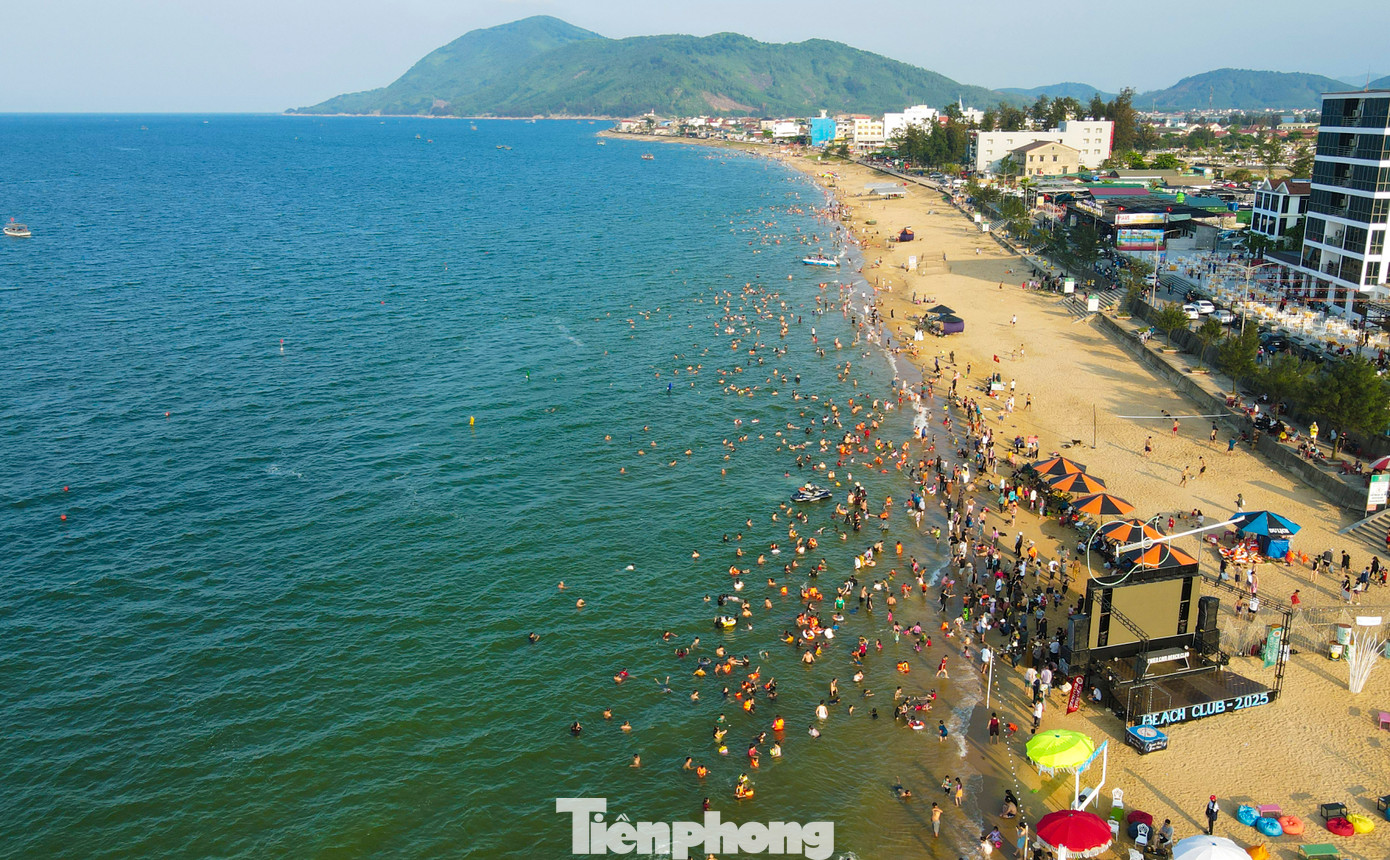 Ông Phạm Văn Tuấn - Trưởng BQL Khu du lịch Thiên Cầm, ngày đầu dịp nghỉ lễ 30/4-1/5, thời tiết khá nóng nên thu hút hàng chục nghìn lượt khách du lịch về biển Thiên Cầm nghỉ dưỡng, tắm giải nhiệt. Hiện, khu du lịch Thiên Cầm hiện có gần 30 khách sạn, nhà nghỉ với hơn 1.400 phòng lưu trú và hơn 50 nhà hàng phục vụ ăn uống. Trong những ngày nghỉ lễ năm nay, lượng khách tăng 15% nên nhiều ngày khách sạn “cháy phòng&quot;.