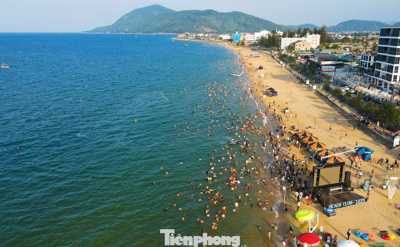 Ông Phạm Văn Tuấn - Trưởng BQL Khu du lịch Thiên Cầm, ngày đầu dịp nghỉ lễ 30/4-1/5, thời tiết khá nóng nên thu hút hàng chục nghìn lượt khách du lịch về biển Thiên Cầm nghỉ dưỡng, tắm giải nhiệt. Hiện, khu du lịch Thiên Cầm hiện có gần 30 khách sạn, nhà nghỉ với hơn 1.400 phòng lưu trú và hơn 50 nhà hàng phục vụ ăn uống. Trong những ngày nghỉ lễ năm nay, lượng khách tăng 15% nên nhiều ngày khách sạn “cháy phòng".