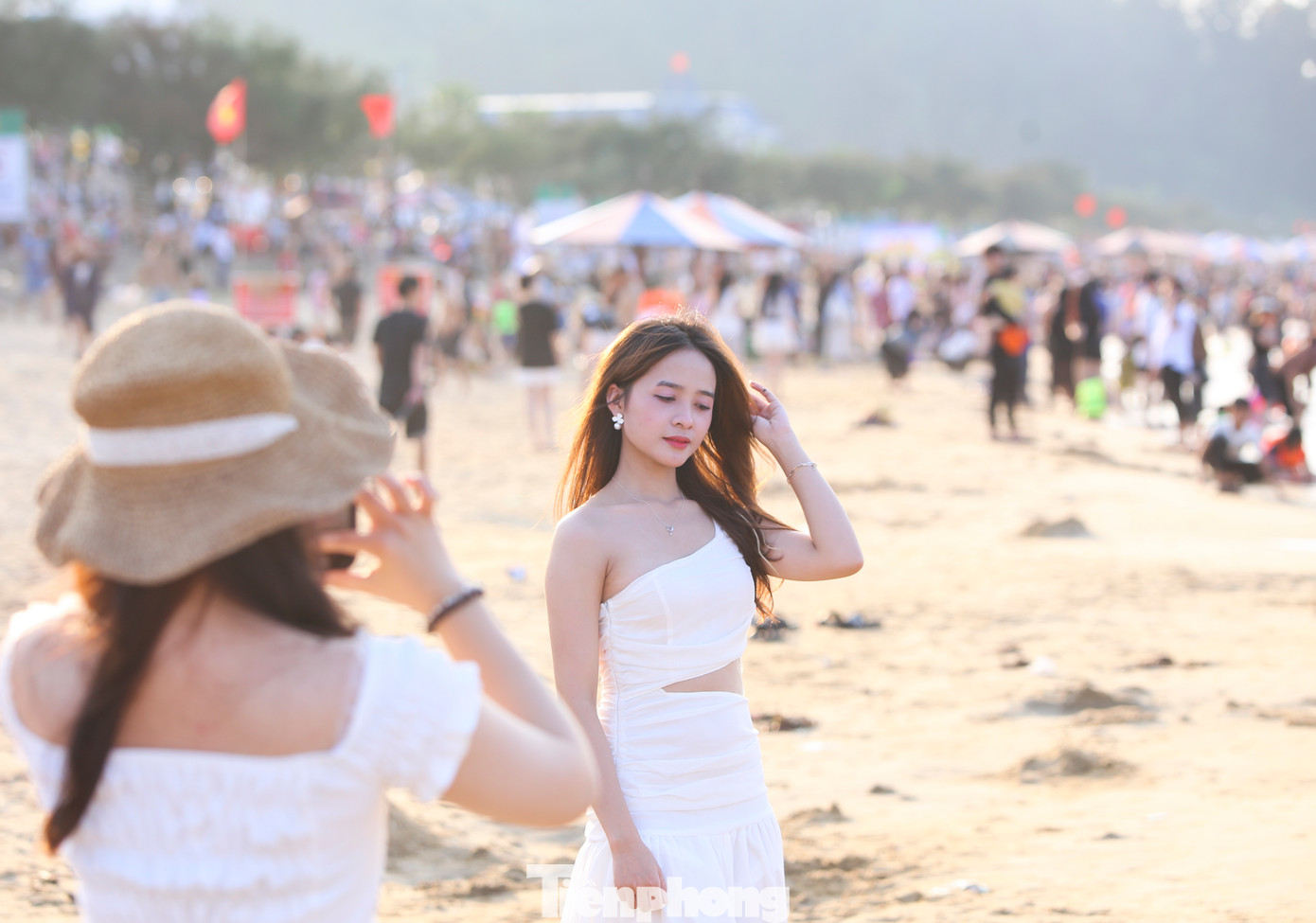 &quot;Những ngày lễ, du khách đến đông hơn thường ngày nên dù vất vả nhưng tôi cảm thấy rất vui vì du lịch địa phương phát triển&quot;, ông Tô Đức Ngọc - nhân viên BQL Khu du lịch Thiên Cầm - cho biết.