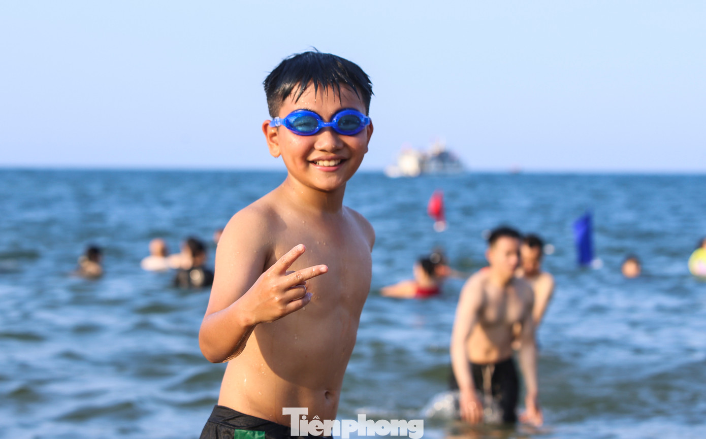 Các em nhỏ thích thú trong làn nước mát ở biển Thiên Cầm.