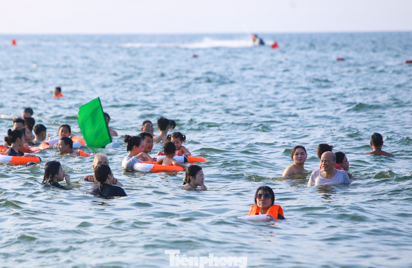 Ông Phạm Văn Tuấn - Trưởng BQL Khu du lịch Thiên Cầm, ngày đầu dịp nghỉ lễ 30/4-1/5, thời tiết khá nóng nên thu hút hàng chục nghìn lượt khách du lịch về biển Thiên Cầm nghỉ dưỡng, tắm giải nhiệt. Hiện, khu du lịch Thiên Cầm hiện có gần 30 khách sạn, nhà nghỉ với hơn 1.400 phòng lưu trú và hơn 50 nhà hàng phục vụ ăn uống. Trong những ngày nghỉ lễ năm nay, lượng khách tăng 15% nên nhiều ngày khách sạn “cháy phòng&quot;.