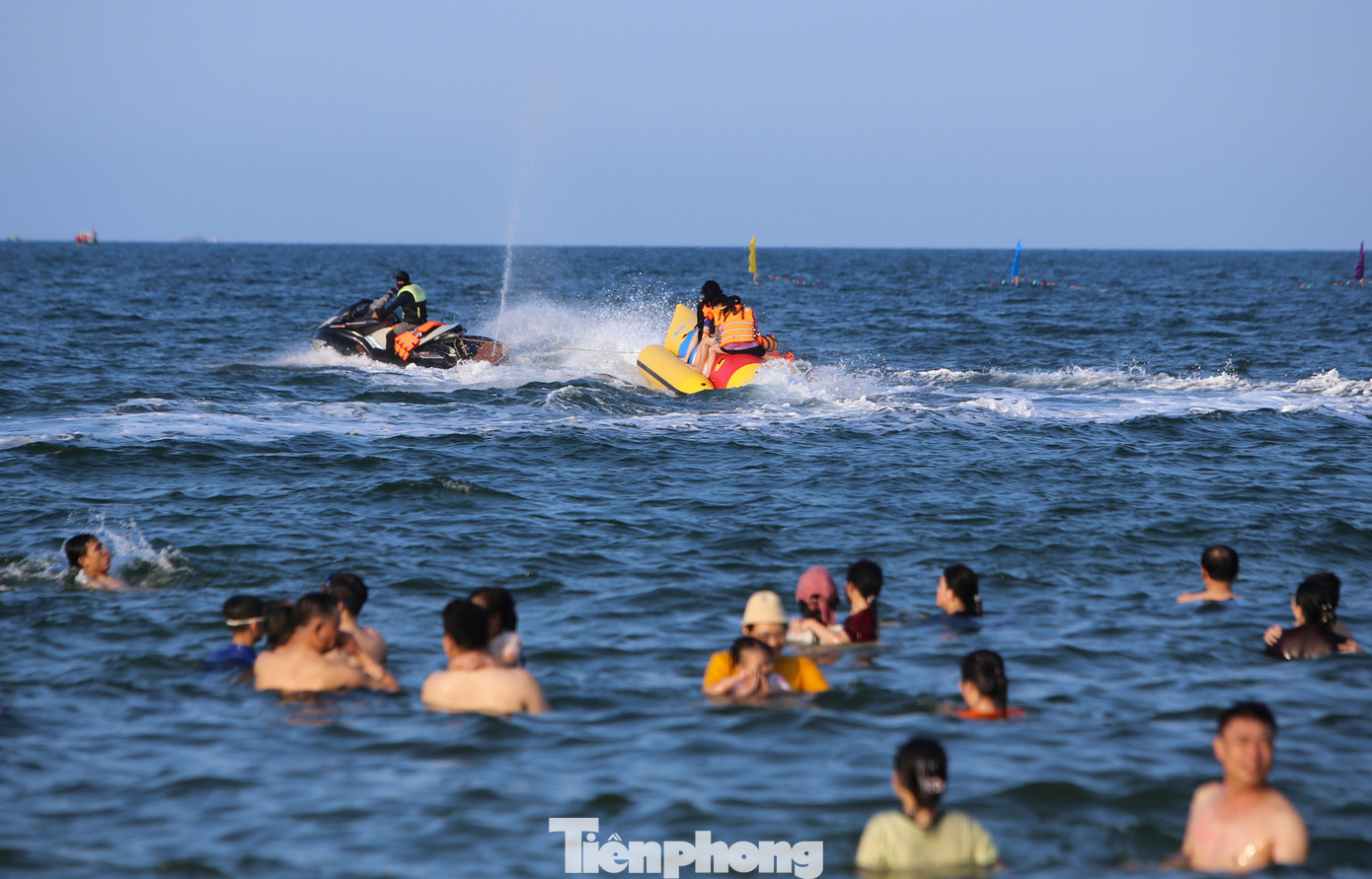 Du khách còn có thể trải nghiệm dịch vụ môtô nước với giá 300.000 đồng mỗi lượt.