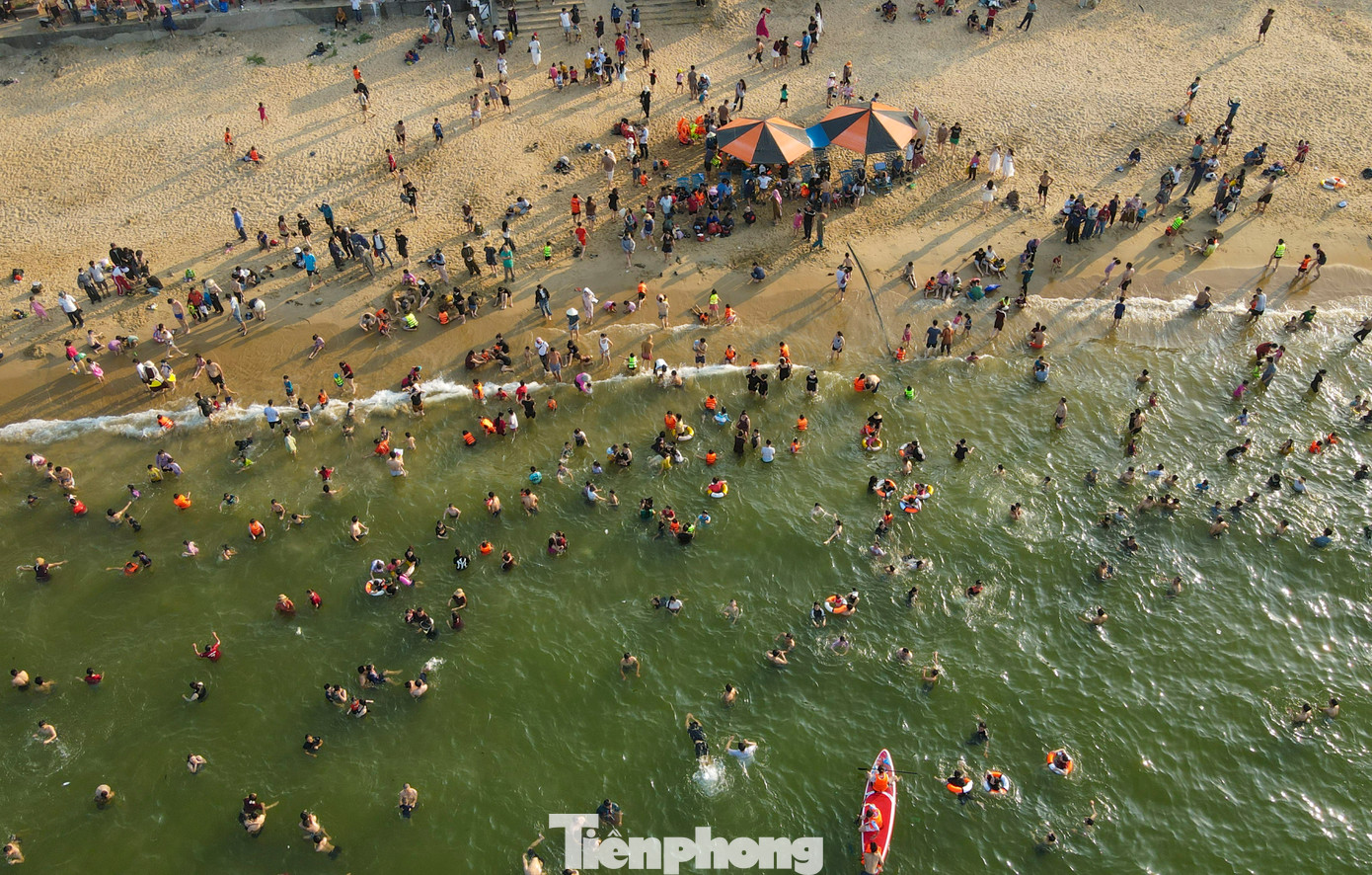 “Nghỉ lễ tôi không đi chơi đâu xa mà chọn đưa gia đình đến các bãi biển tắm mát rồi thưởng thức hải sản. Kỳ nghỉ năm nay đường cao tốc đã vào đến Hà Tĩnh, rất thuận lợi đi lại nên nhiều du khách ở xa cũng đến khiến biển Thiên Cầm đông đúc hơn”, anh Hưng (42 tuổi) chia sẻ. Trong hình, nhiều dịch vụ mới cùng bãi biển đẹp thu hút khách đến bãi tắm Hà Tĩnh.