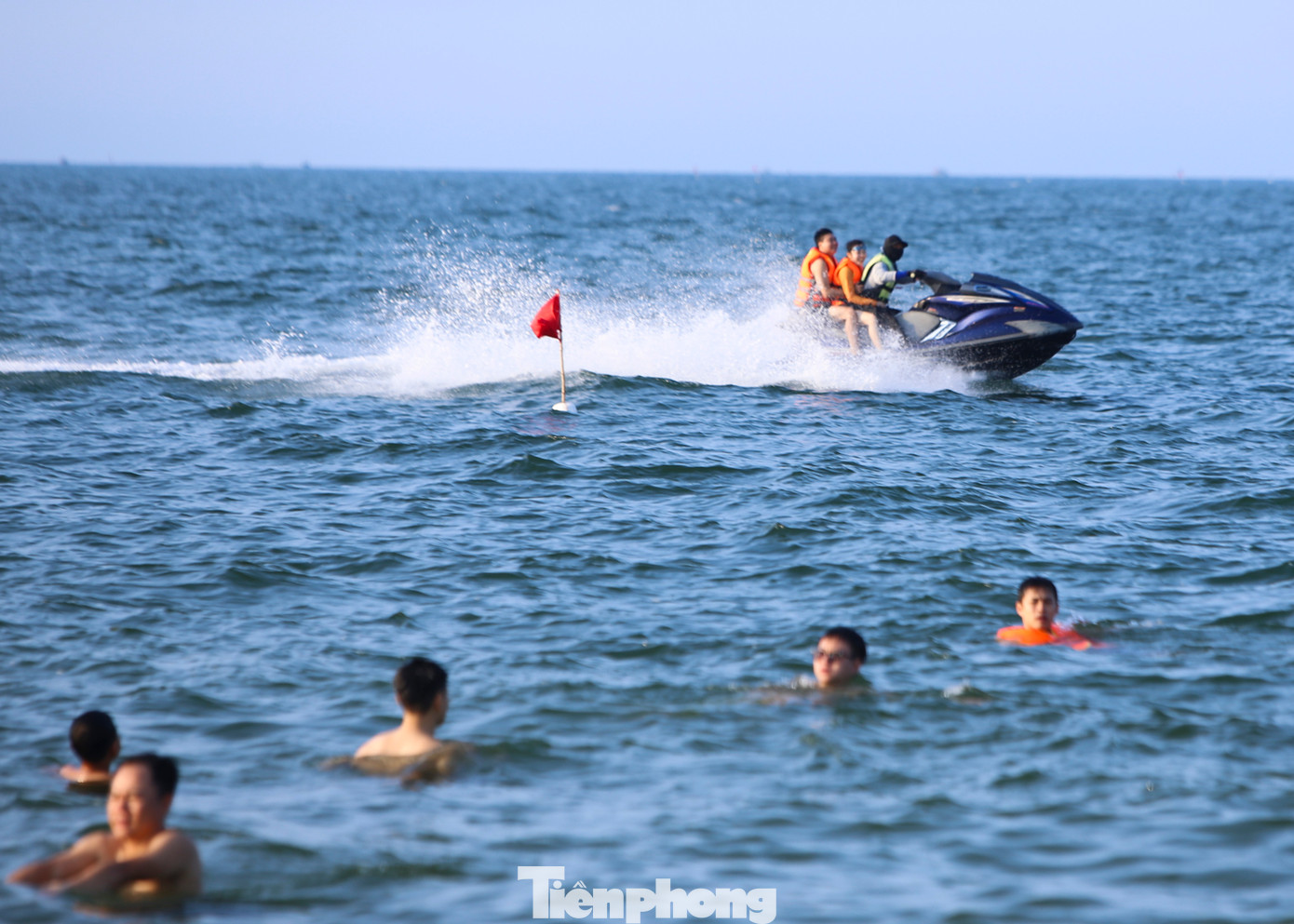 “Nghỉ lễ tôi không đi chơi đâu xa mà chọn đưa gia đình đến các bãi biển tắm mát rồi thưởng thức hải sản. Kỳ nghỉ năm nay đường cao tốc đã vào đến Hà Tĩnh, rất thuận lợi đi lại nên nhiều du khách ở xa cũng đến khiến biển Thiên Cầm đông đúc hơn”, anh Hưng (42 tuổi) chia sẻ. Trong hình, nhiều dịch vụ mới cùng bãi biển đẹp thu hút khách đến bãi tắm Hà Tĩnh.