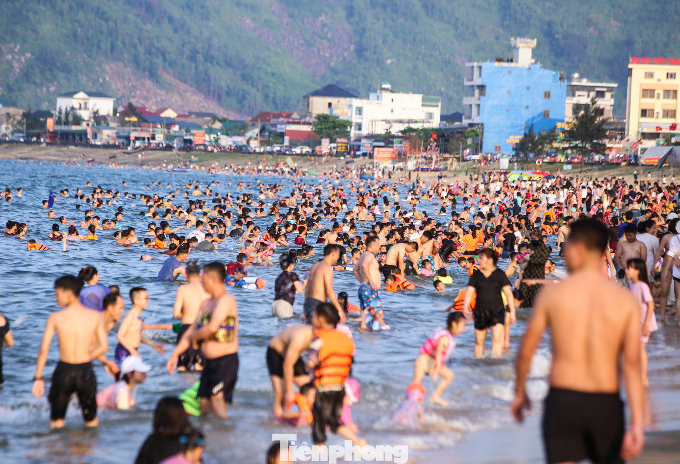 Ông Phạm Văn Tuấn - Trưởng BQL Khu du lịch Thiên Cầm, ngày đầu dịp nghỉ lễ 30/4-1/5, thời tiết khá nóng nên thu hút hàng chục nghìn lượt khách du lịch về biển Thiên Cầm nghỉ dưỡng, tắm giải nhiệt. Hiện, khu du lịch Thiên Cầm hiện có gần 30 khách sạn, nhà nghỉ với hơn 1.400 phòng lưu trú và hơn 50 nhà hàng phục vụ ăn uống. Trong những ngày nghỉ lễ năm nay, lượng khách tăng 15% nên nhiều ngày khách sạn “cháy phòng&quot;.