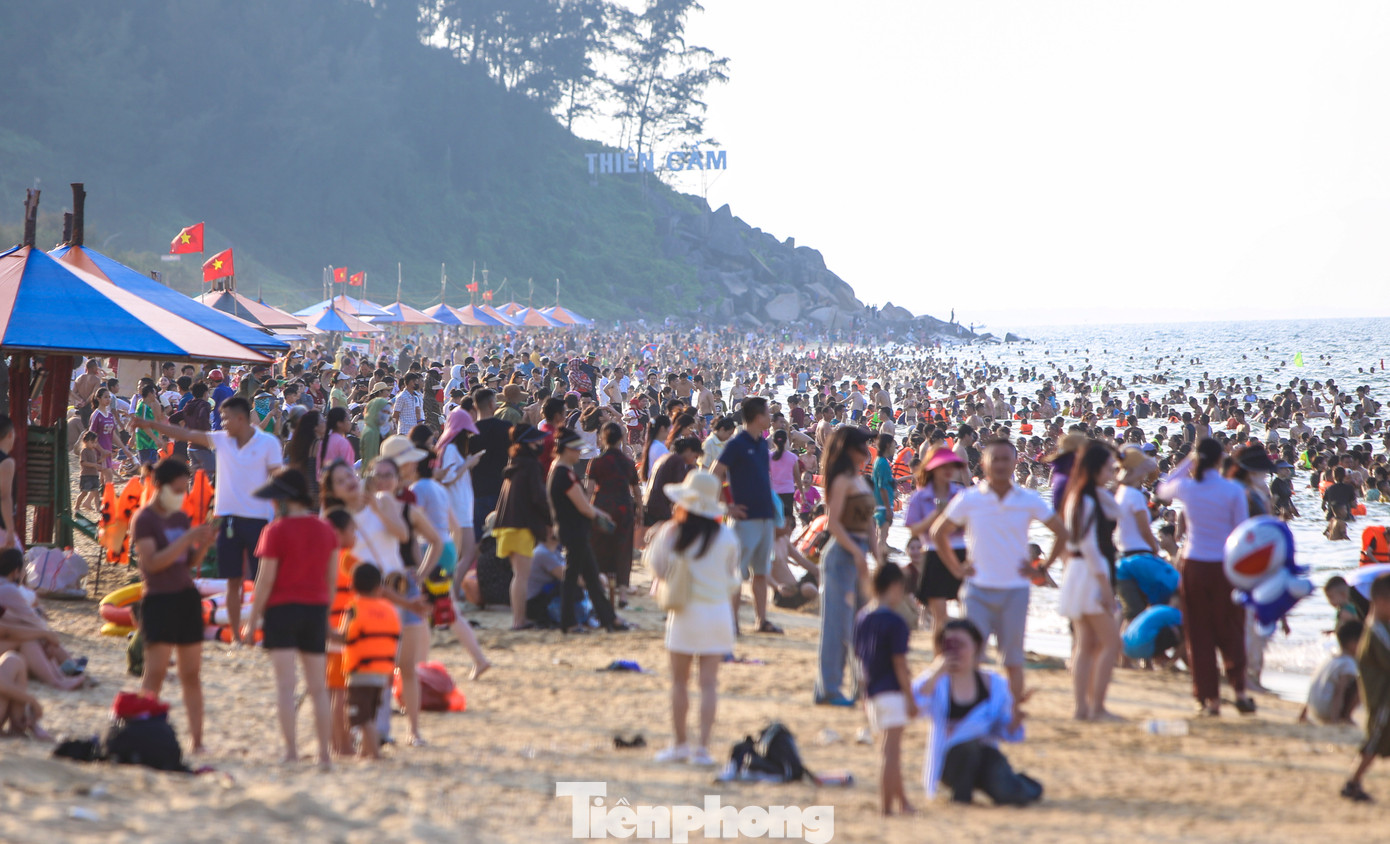 Chiều 30/4, ngày đầu dịp nghỉ lễ, hàng nghìn du khách đổ về bãi biển Thiên Cầm (thị trấn Thiên Cầm, huyện Cẩm Xuyên, Hà Tĩnh) tắm giải nhiệt, thưởng thức hải sản.