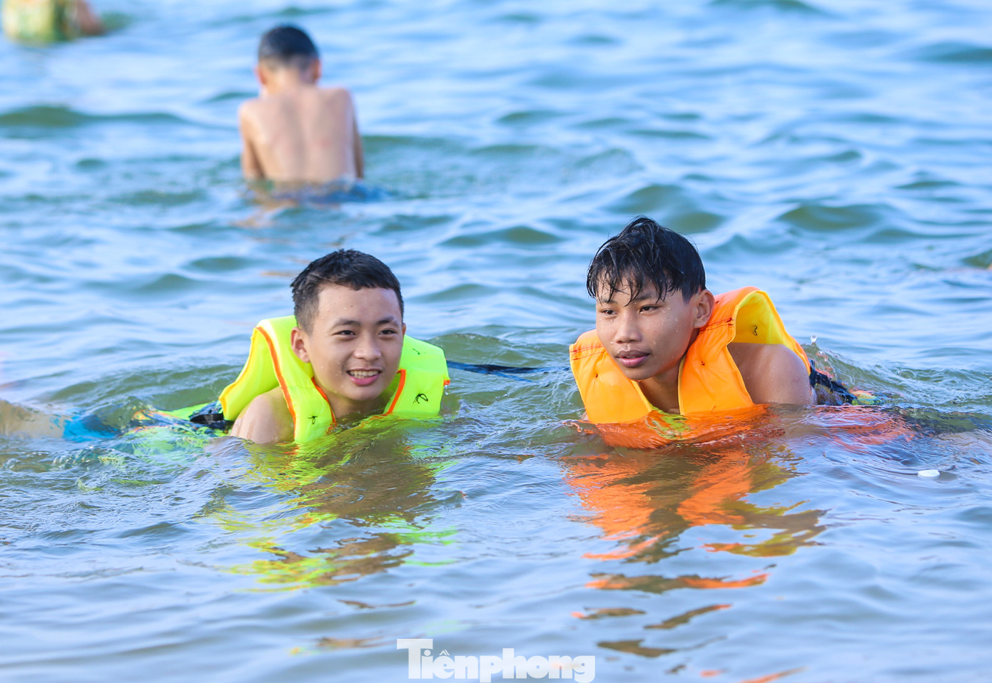 Các em nhỏ thích thú trong làn nước mát ở biển Thiên Cầm.