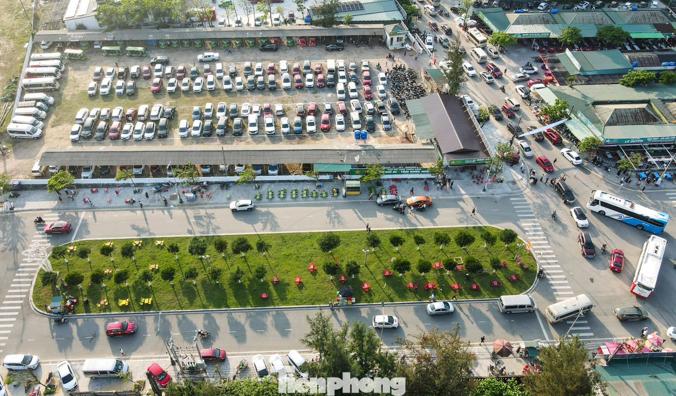 Xe ô tô đậu kín bãi và dọc đường vào biển Thiên Cầm.