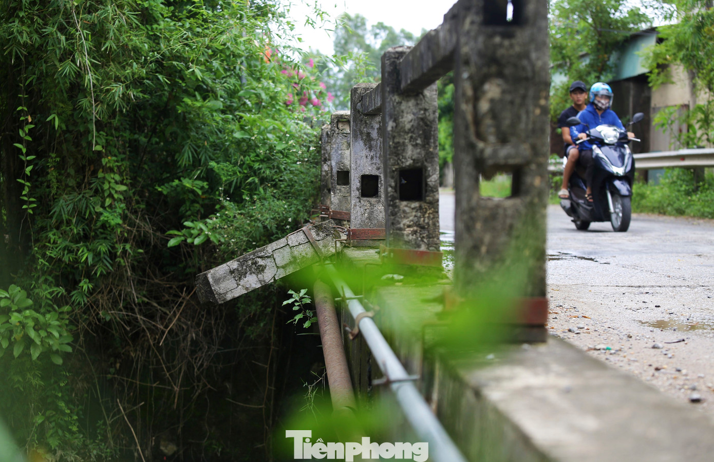 Một số cầu dân sinh trên tuyến cũng xuống cấp, lan can gãy gập.