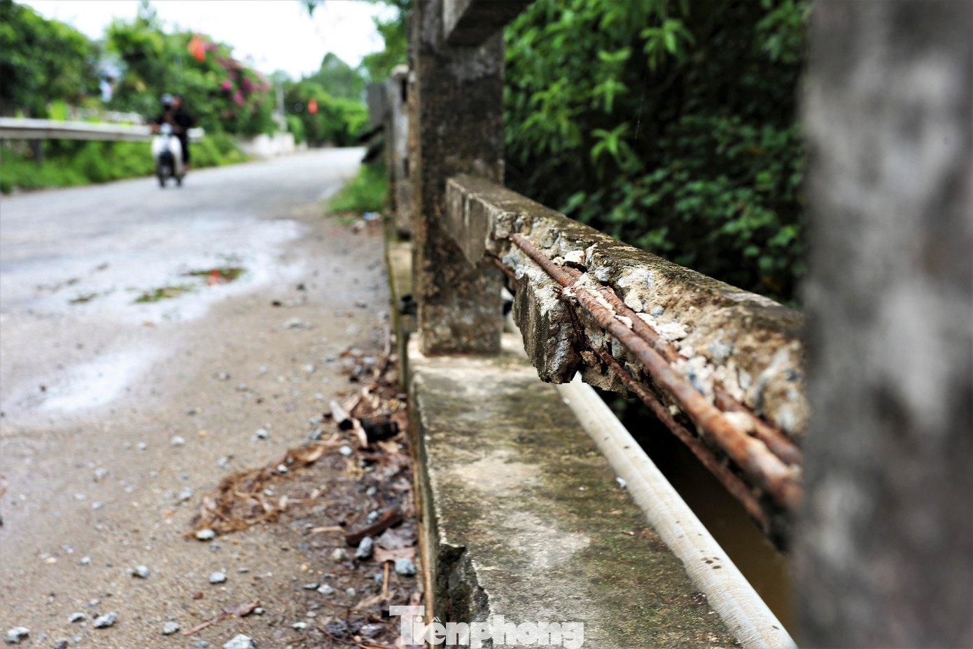 Từng mảng bê tông lan can rơi rụng, lộ rõ lõi thép hoen gỉ.