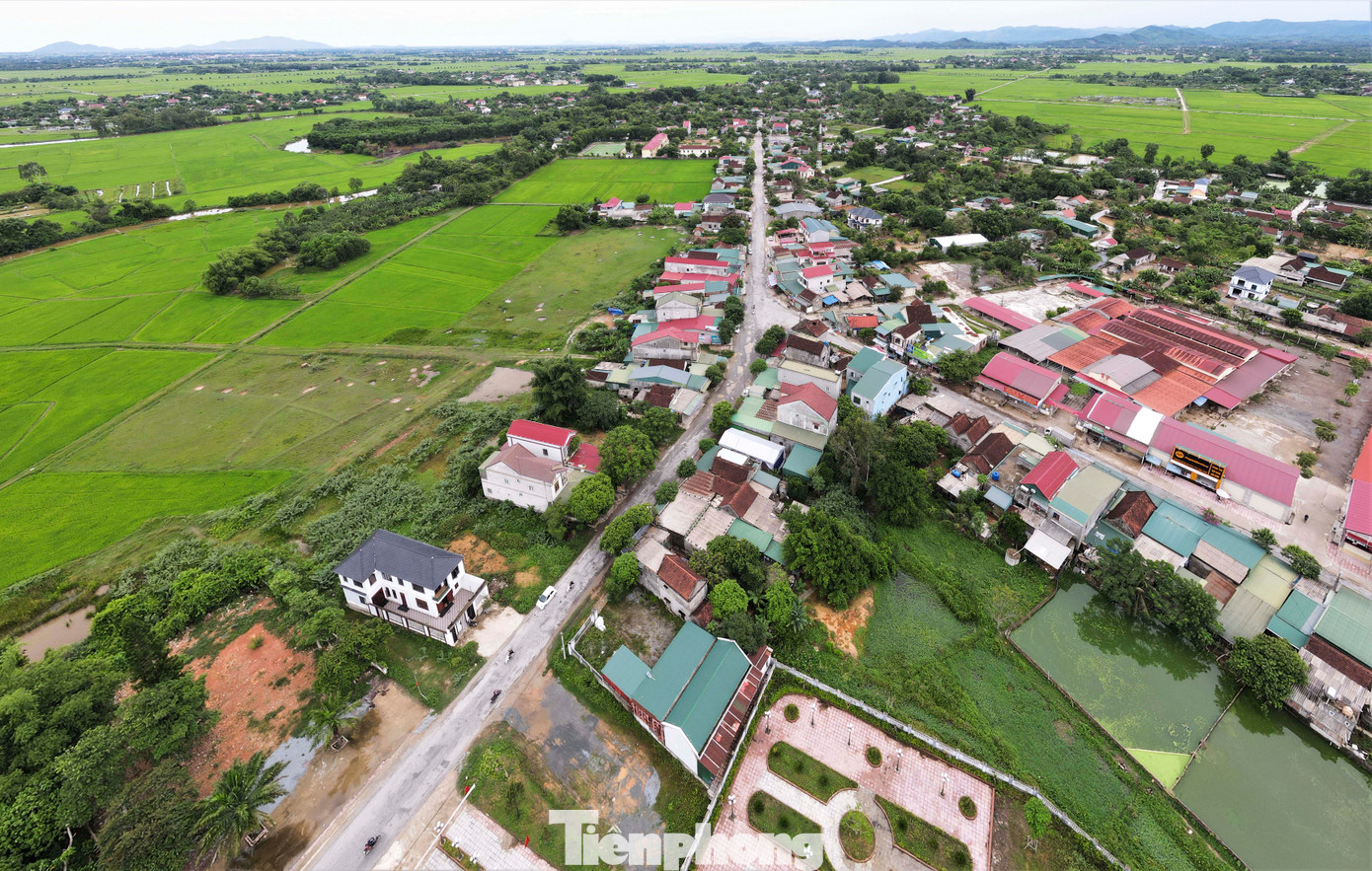 Tuyến huyện lộ 12 (trước là Tỉnh lộ 12) nối từ ngã ba chợ Đình (xã Khánh Vĩnh Yên) đến xã Kim Song Trường, huyện Can Lộc, Hà Tĩnh) dài khoảng 8km. Đây là một trong những tuyến đường quan trọng cho việc giao thương, phát triển kinh tế của địa phương nhưng đến nay đã xuống cấp nghiêm trọng.