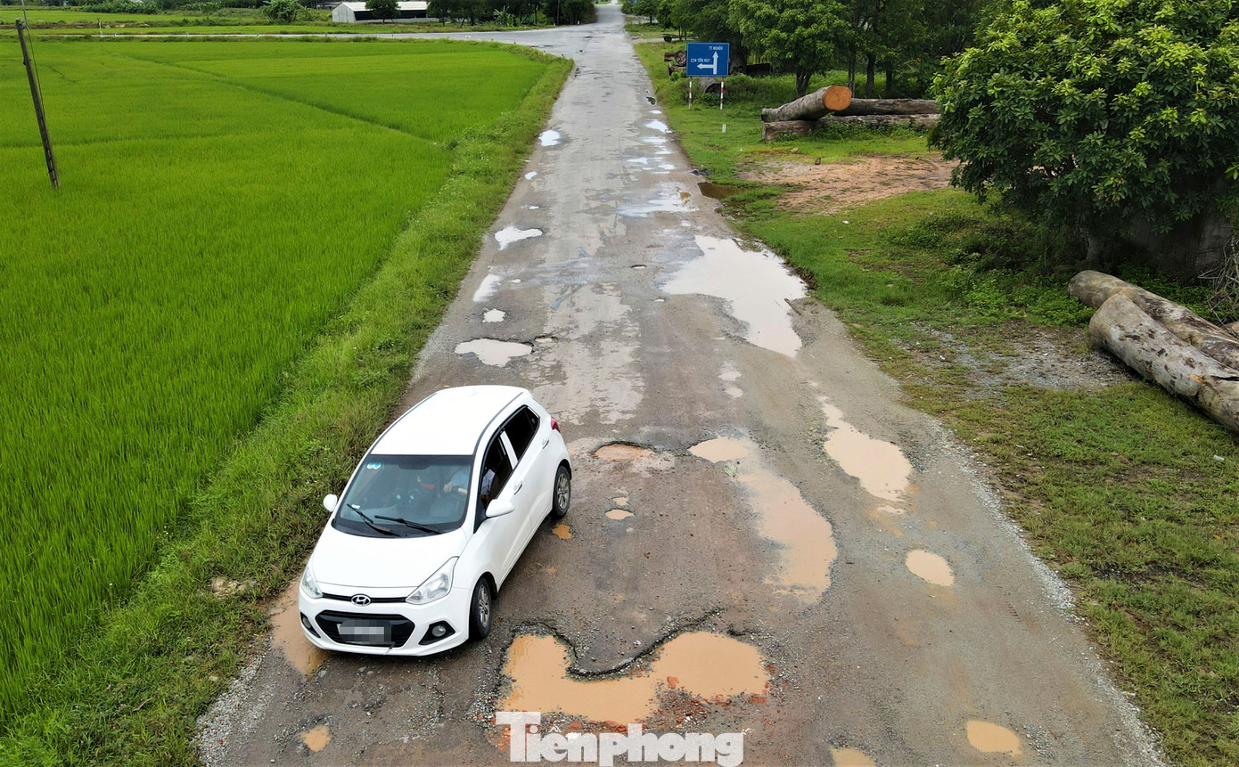 Dọc tuyến huyện lộ 12 qua xã Kim Song Trường, mặt đường cũng xuất hiện chi chít ổ voi, ổ gà. Các phương tiện vất vả né tránh đoạn đường hư hỏng.