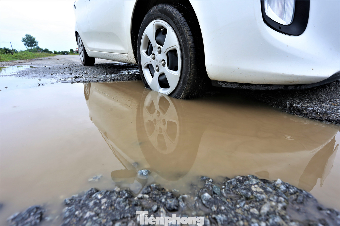 Mặt đường với những hố sâu 5-10cm, ngập nước, gây nguy hiểm cho phương tiện qua lại.