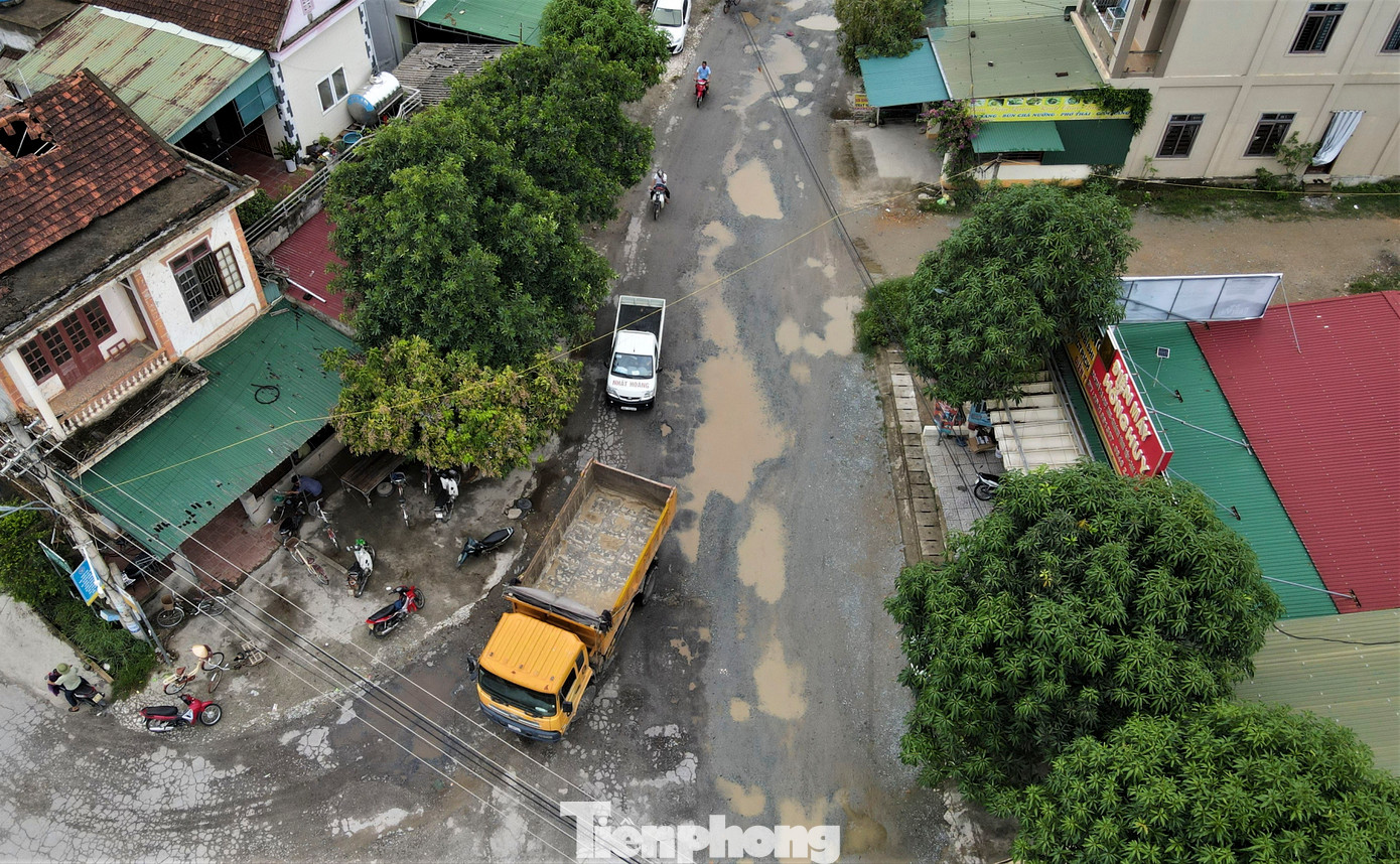 Sau nhiều năm sử dụng, chưa được đầu tư nâng cấp, sửa chữa khiến mặt đường bong tróc, đầy rẫy “ổ gà, ổ voi”.