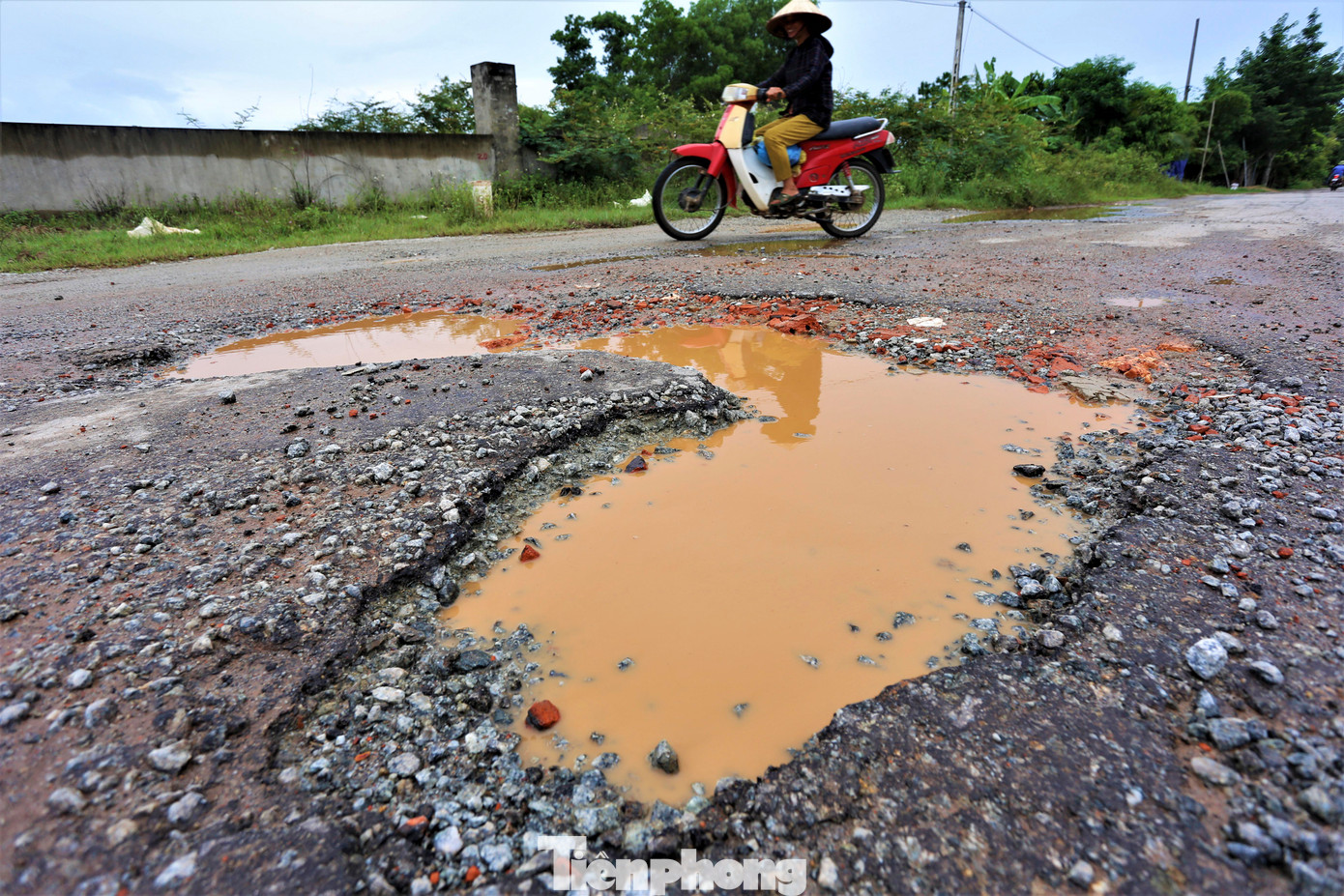Mặt đường bong tróc, bị khoét sâu hơn 10cm, rộng hơn 1m song chưa được sửa chữa hay vá tạm.
