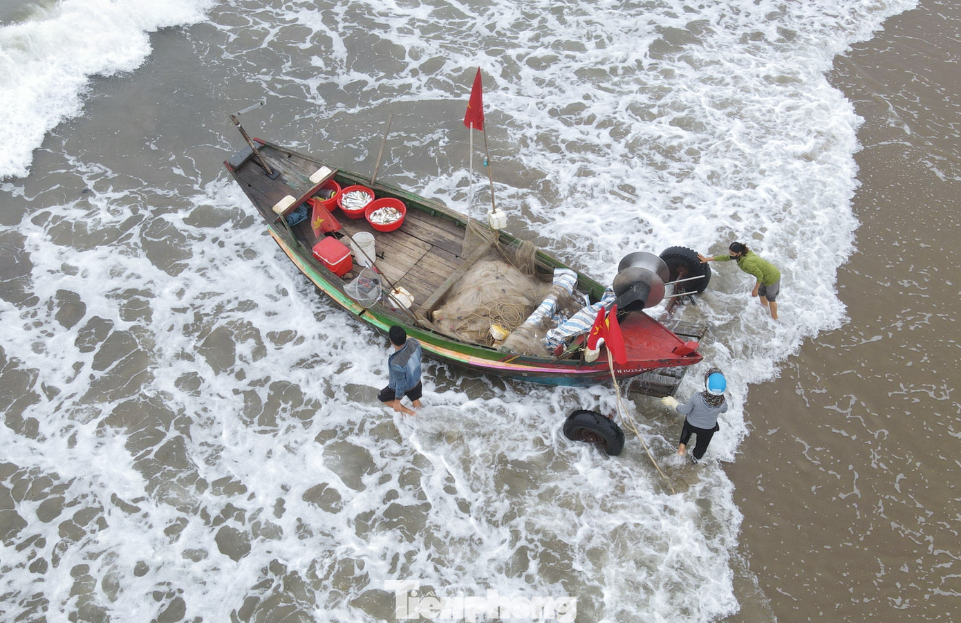 Những mẻ hải sản tươi rói được ngư dân nhanh chóng vận chuyển lên bờ, kịp bán cho thương lái.