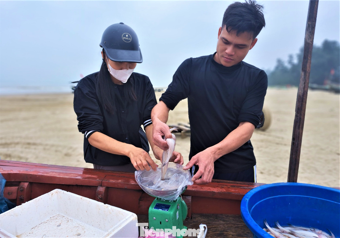 Thời điểm này đang vào mùa cá cháo, thời tiết thuận lợi nên sản lượng đánh bắt tốt, giá bán cao. "Chỉ tính 2 ngày gần đây, tàu của tôi đánh bắt được gần 3 yến cá cháo, thu về hơn 4 triệu đồng", ngư dân Trịnh Văn Hiền (xã Xuân Yên, huyện Nghi Xuân) cho hay.
