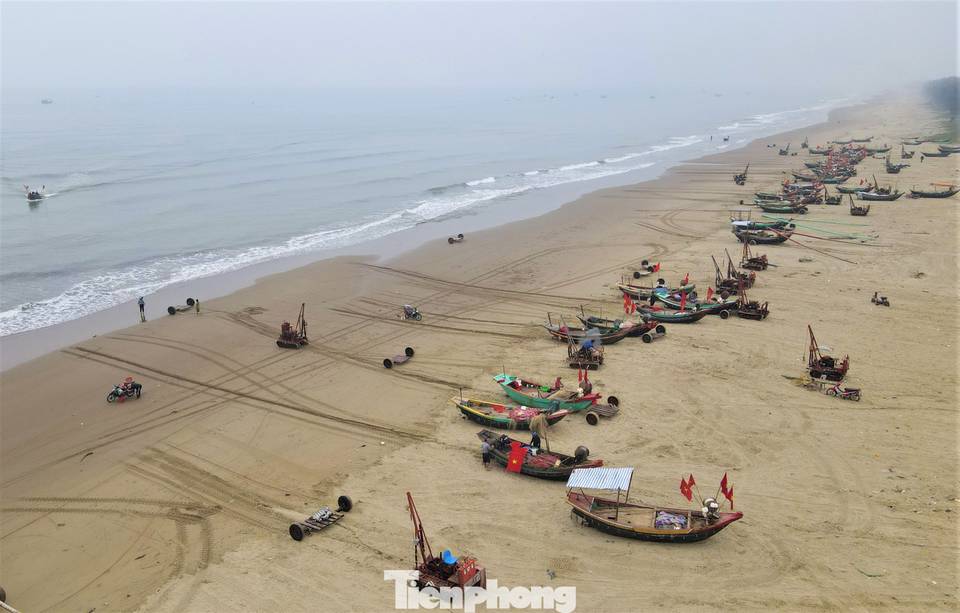 Từ sáng sớm, vùng ven biển huyện Nghi Xuân (Hà Tĩnh) trở nên nhộn nhịp bởi hàng chục tàu thuyền đánh bắt hải sản nối đuôi nhau cập bến.