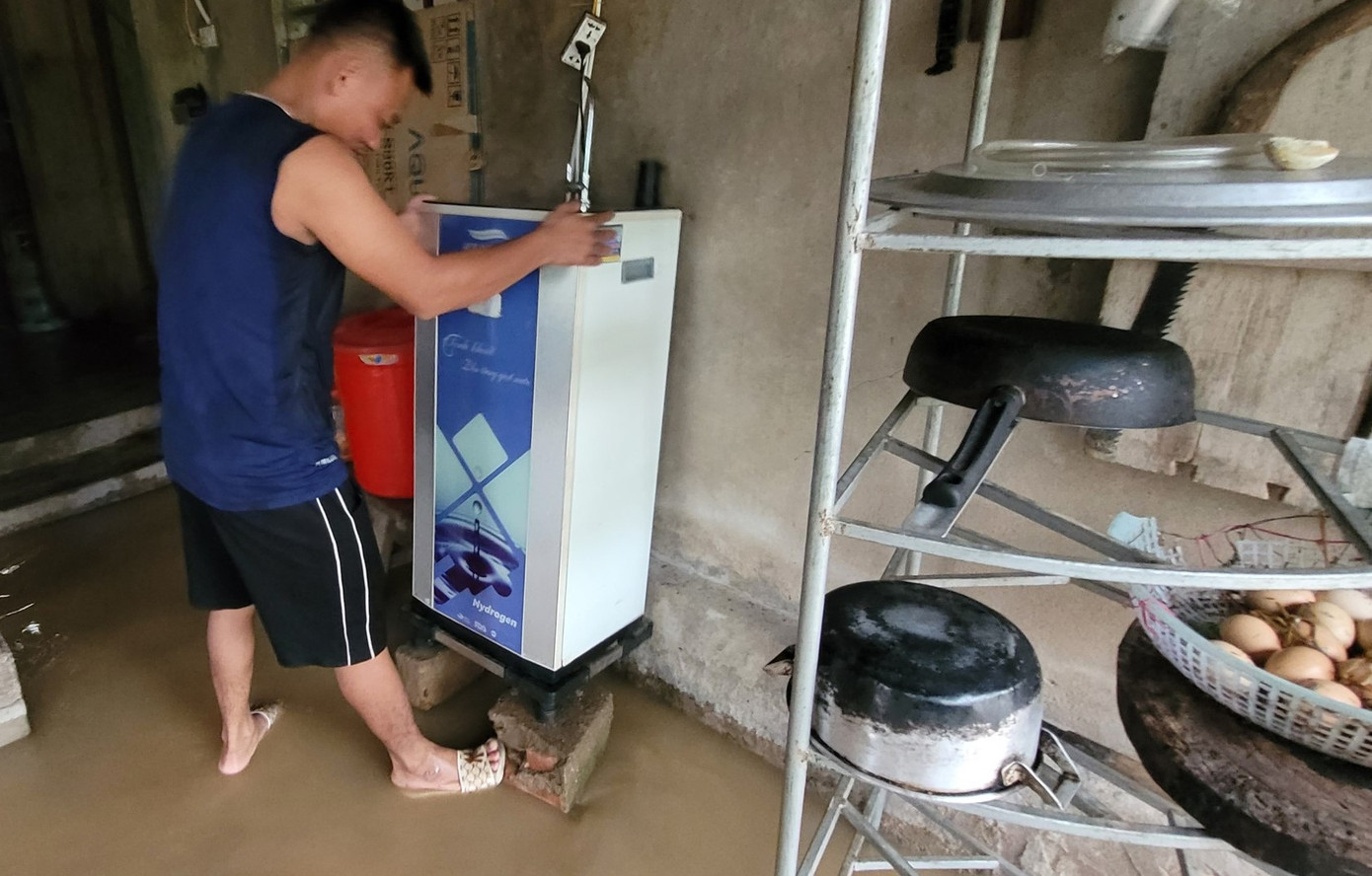 "Khoảng 3h ngày 8/10, nước lũ bắt đầu dâng vào nhà khiến nhiều bao lúa của gia đình bị ngập. Mọi người trong gia đình phải di dời đồ điện tử và tài sản chưa bị ngâm nước lên vị trí cao để tránh lũ", anh Lê Ngọc Nam (xã Cẩm Thịnh) cho hay.