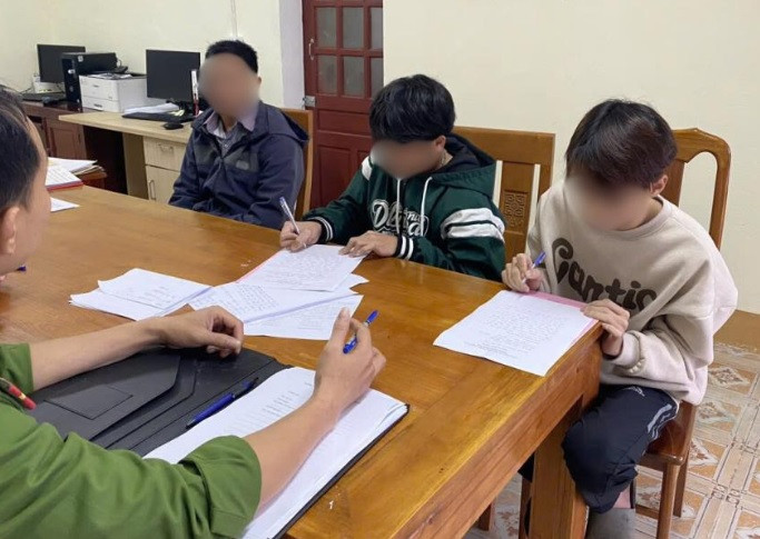 Công an làm việc với nhóm thanh thiếu niên. Công an làm việc với nhóm thanh thiếu niên.