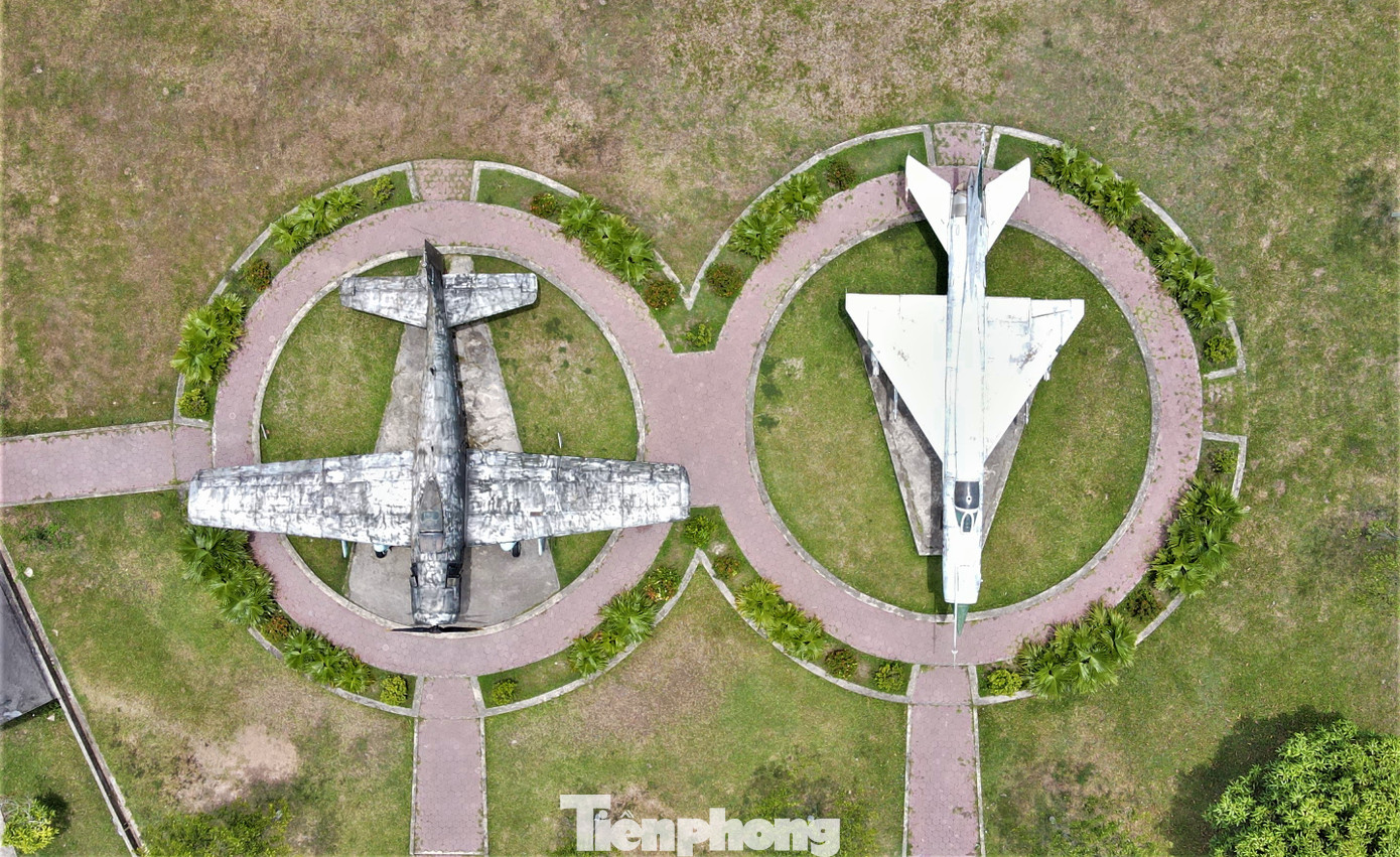 Trưa 24/7/1968, Tiểu đội 4 - Thanh niên xung phong (thuộc Đại đội 2, Tổng đội 55) gồm 10 cô gái được giao nhiệm vụ san lấp hố bom và sửa đường để thông xe sau các đợt ném bom của máy bay địch. Chiều cùng ngày, trận bom thứ 15 dội xuống Đồng Lộc, một quả bom rơi trúng cửa hầm nơi các nữ thanh niên xung phong trú ẩn. Hầm sập, các chị hy sinh khi tuổi đời còn rất trẻ, người trẻ nhất mới 17, ba chị lớn nhất cùng 24 tuổi.