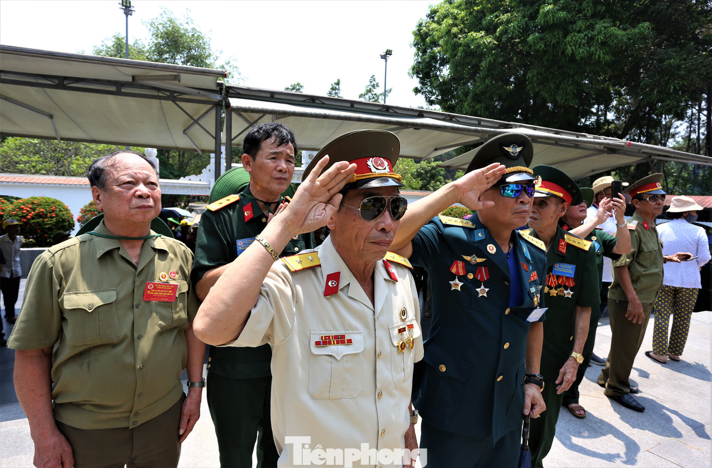 Đoàn hơn 70 cựu chiến binh là chiến sỹ Trường Sơn ở các tỉnh Bắc Giang, Bắc Ninh, Hải Phòng về Ngã ba Đồng Lộc. Trên gương mặt mỗi cựu binh đều rưng rưng, bồi hồi xúc động khi nghe lại câu chuyện về các Anh hùng Liệt sĩ đã anh dũng chiến đấu, hy sinh ở nơi đây.