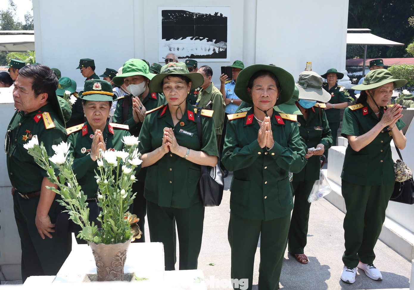 Đoàn hơn 70 cựu chiến binh là chiến sỹ Trường Sơn ở các tỉnh Bắc Giang, Bắc Ninh, Hải Phòng về Ngã ba Đồng Lộc. Trên gương mặt mỗi cựu binh đều rưng rưng, bồi hồi xúc động khi nghe lại câu chuyện về các Anh hùng Liệt sĩ đã anh dũng chiến đấu, hy sinh ở nơi đây.
