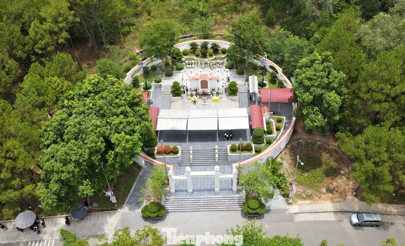 Dịp nghỉ lễ 30/4 và 1/5, hàng nghìn du khách thập phương đã về dâng hương, tri ân các Anh hùng Liệt sĩ tại Khu Di tích lịch sử Quốc gia đặc biệt Ngã ba Đồng Lộc (huyện Can Lộc, Hà Tĩnh).