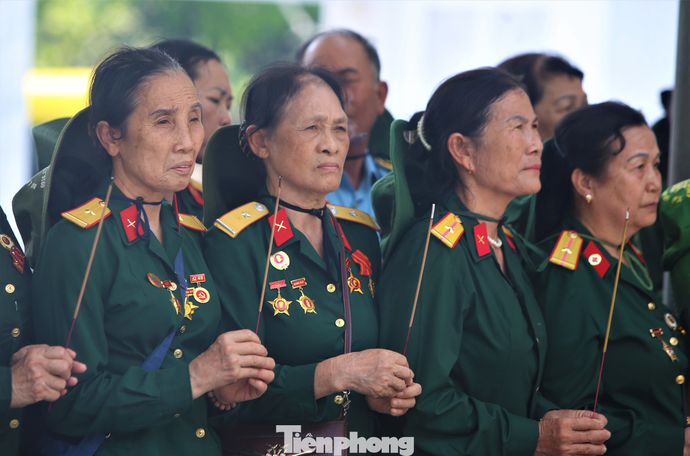 Đoàn hơn 70 cựu chiến binh là chiến sỹ Trường Sơn ở các tỉnh Bắc Giang, Bắc Ninh, Hải Phòng về Ngã ba Đồng Lộc. Trên gương mặt mỗi cựu binh đều rưng rưng, bồi hồi xúc động khi nghe lại câu chuyện về các Anh hùng Liệt sĩ đã anh dũng chiến đấu, hy sinh ở nơi đây.