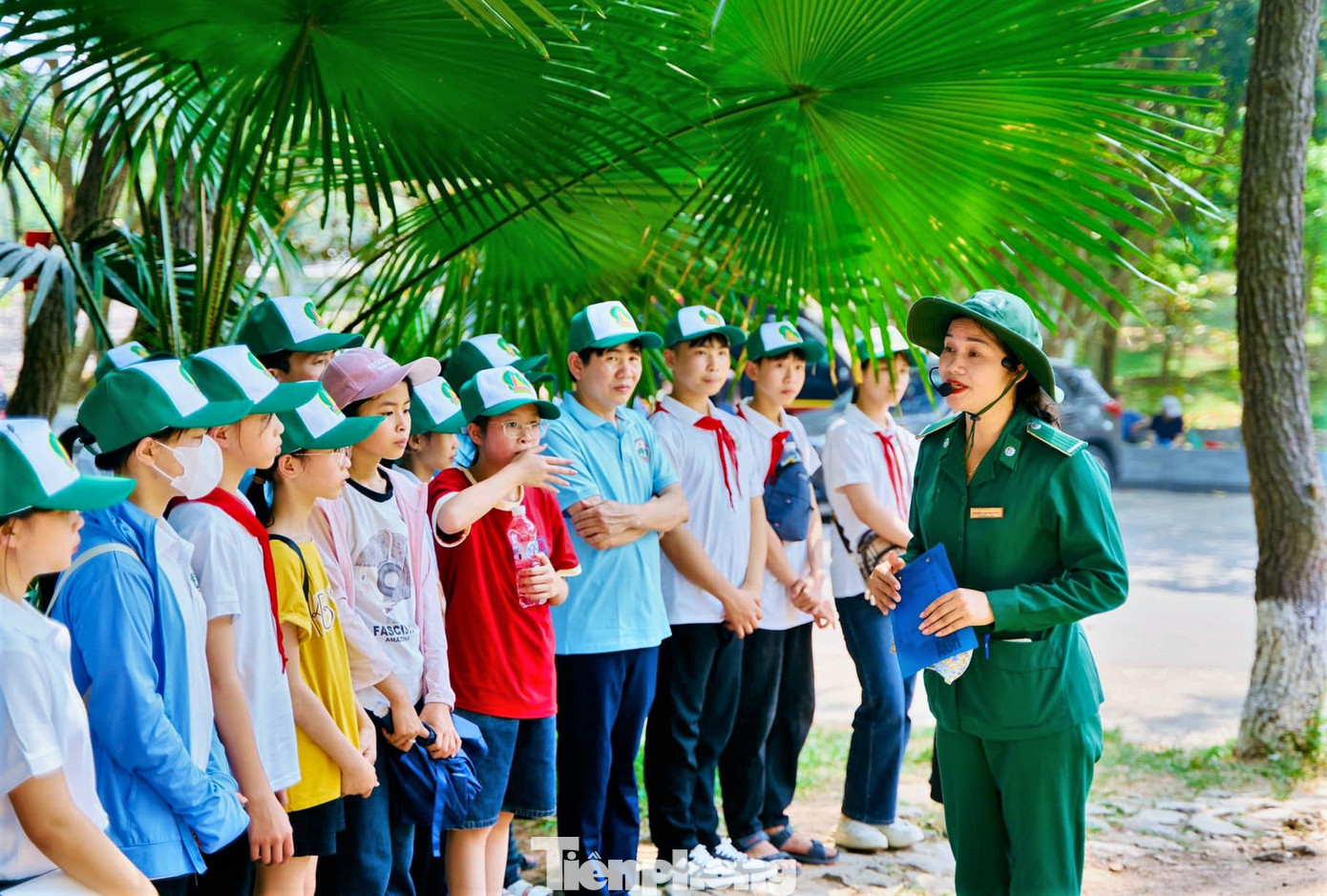 Du khách được các hướng dẫn viên giới thiệu về Ngã ba Đồng Lộc - tọa độ lửa "bom cày, đạn xới" một thời, giờ là Di tích lịch sử cấp cấp quốc gia, địa chỉ đỏ giáo dục truyền thống cách mạng.