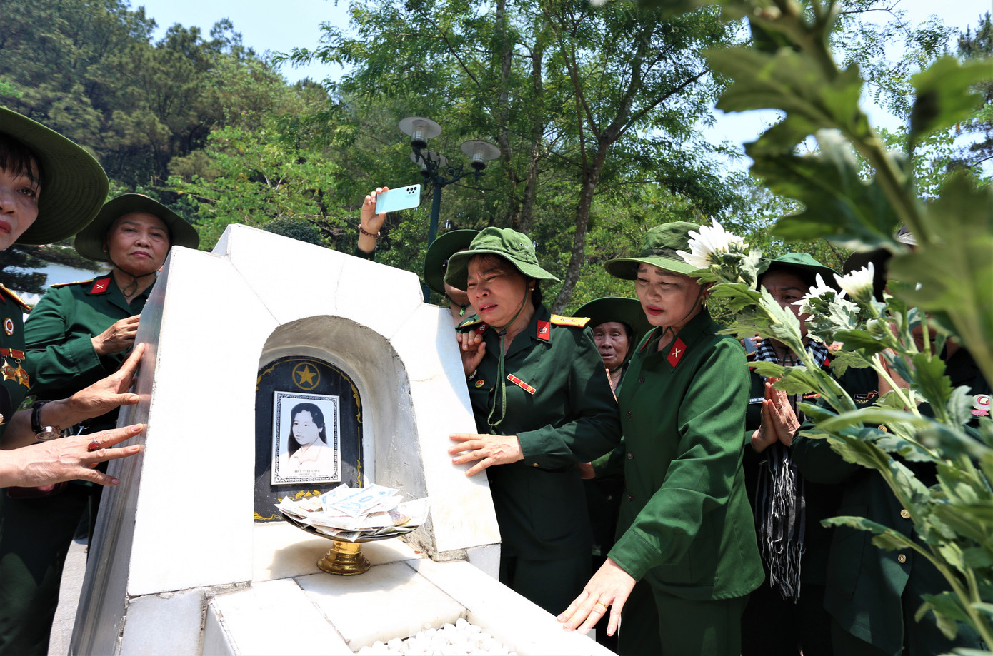 Thời tiết Hà Tĩnh nhiều ngày qua ghi nhận các đợt nắng nóng đỉnh điểm, song các đoàn du khách vẫn nườm nượp về Ngã ba Đồng Lộc hành hương. Những chiến sĩ Trường Sơn năm xưa không giấu nổi cảm xúc, khóc trước mộ các nữ anh hùng TXNP.