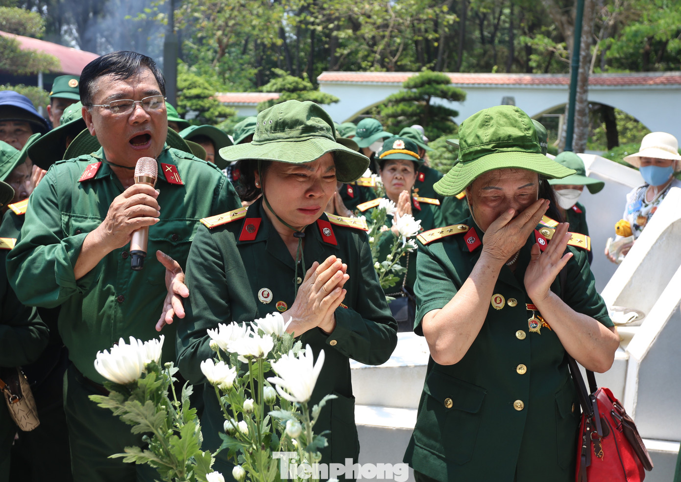 Cựu chiến binh Trần Ngọc Đối (trú tỉnh Bắc Giang, cầm míc) từng đi bộ đội chiến đấu ở chiến trường Khe Sanh (tỉnh Quảng Trị). Tại khu mộ 10 cô gái Ngã ba Đồng Lộc, ông Đối đã hát bài “Cúc ơi”, khiến bao đồng đội, du khách xúc động, nghẹn ngào.