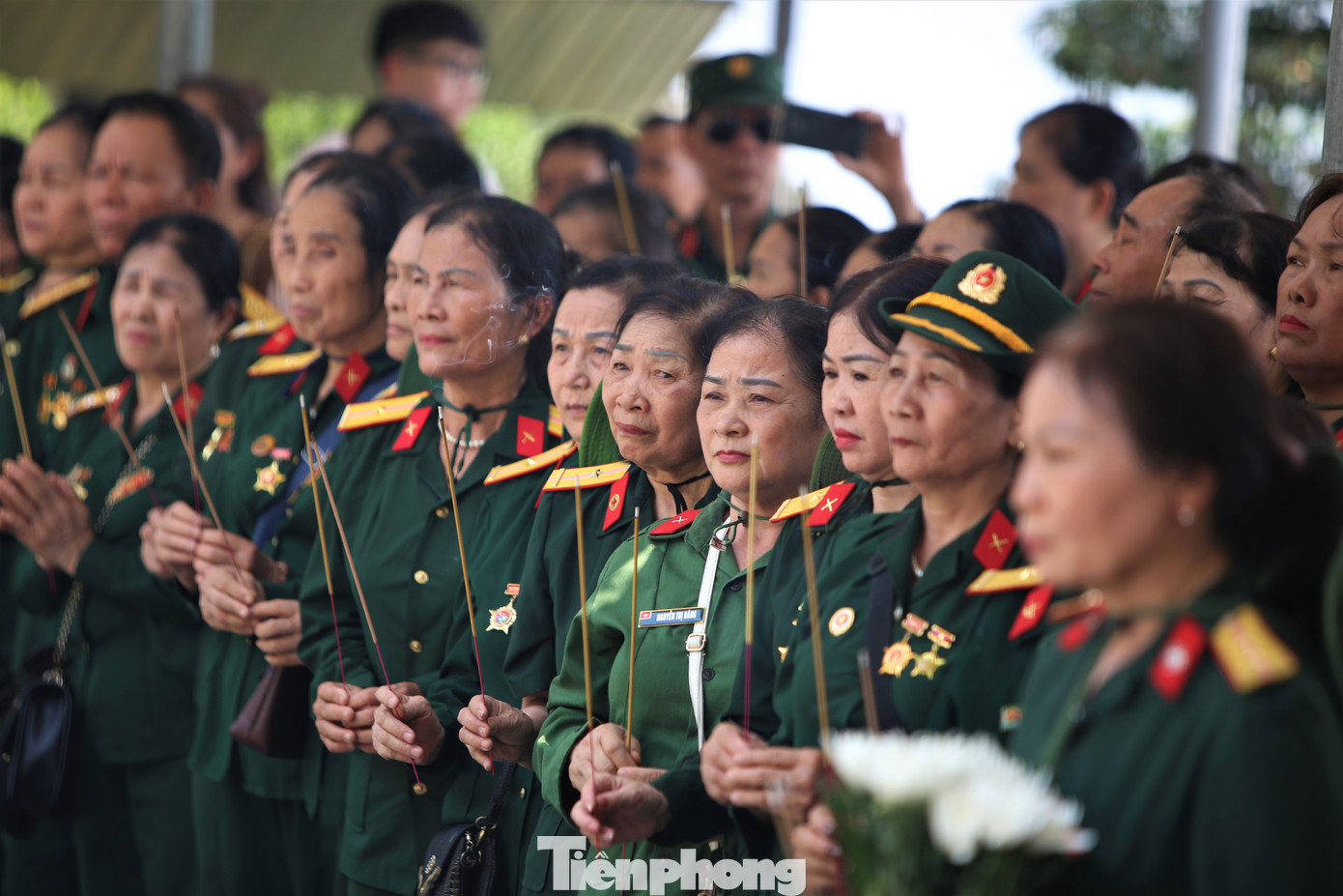 Đoàn hơn 70 cựu chiến binh là chiến sỹ Trường Sơn ở các tỉnh Bắc Giang, Bắc Ninh, Hải Phòng về Ngã ba Đồng Lộc. Trên gương mặt mỗi cựu binh đều rưng rưng, bồi hồi xúc động khi nghe lại câu chuyện về các Anh hùng Liệt sĩ đã anh dũng chiến đấu, hy sinh ở nơi đây.