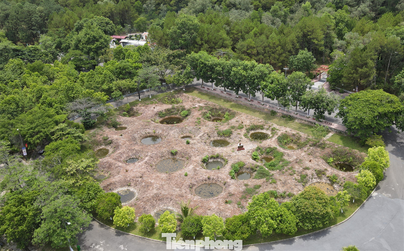 Từ tháng 4 đến tháng 10.1968, không quân Mỹ tập trung mọi phương tiện đánh vào khu vực Đồng Lộc 1.863 lần. Mảnh đất nhỏ bé này phải hứng chịu một khối lượng bom khổng lồ với gần 50.000 quả các loại. Bình quân, mỗi mét vuông đất tại Đồng Lộc phải gánh chịu ít nhất 3 tấn bom. Lúc cao điểm nhất, tại ngã ba này đã tập trung 1,6 vạn người, phần lớn là bộ đội pháo binh và thanh niên xung phong làm nhiệm vụ phá bom, mở đường.