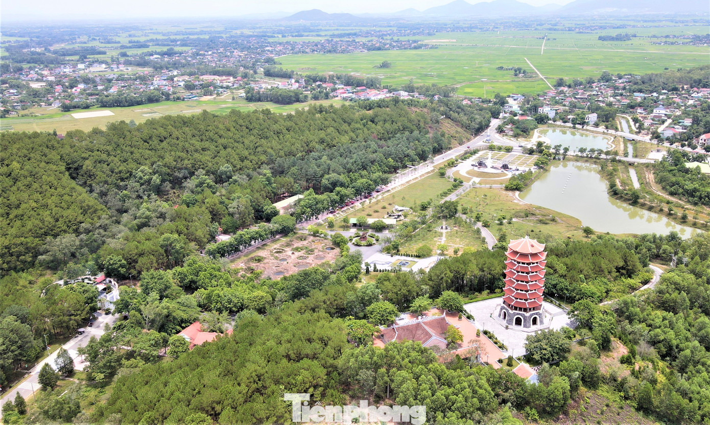 Từ cuối tháng 4/1965, quốc lộ 1A bị chia cắt hoàn toàn, ngã ba Đồng Lộc trở thành con đường duy nhất để hậu phương miền Bắc chi viện sức người, sức của cho chiến trường miền Nam. Từ đó, ngã ba này trở thành trọng điểm đánh phá ác liệt nhất của đế quốc Mỹ trên toàn tuyến Quân khu 4.