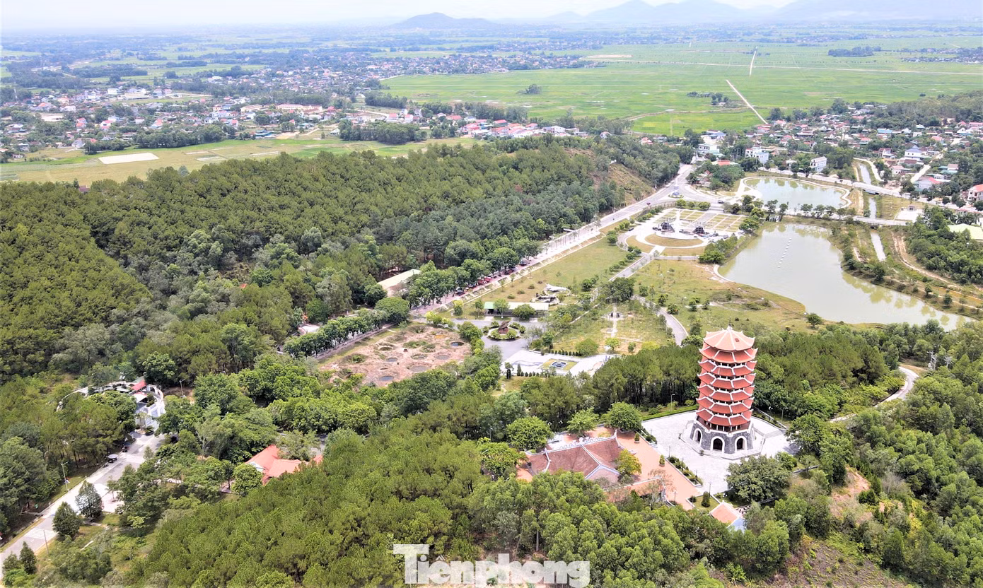 Từ cuối tháng 4/1965, quốc lộ 1A bị chia cắt hoàn toàn, ngã ba Đồng Lộc trở thành con đường duy nhất để hậu phương miền Bắc chi viện sức người, sức của cho chiến trường miền Nam. Từ đó, ngã ba này trở thành trọng điểm đánh phá ác liệt nhất của đế quốc Mỹ trên toàn tuyến Quân khu 4.