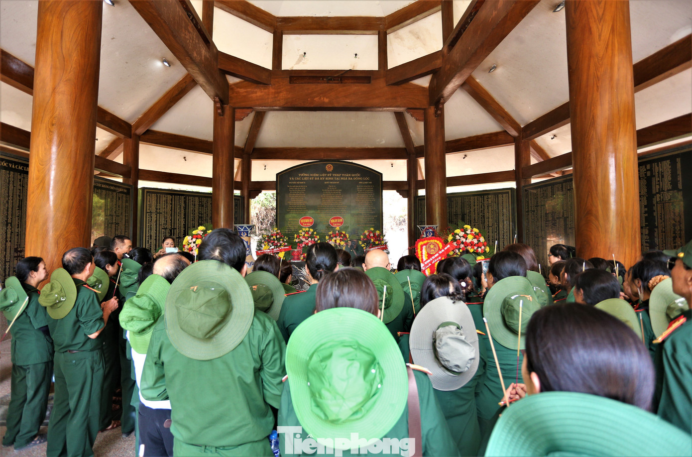 Các đoàn khách đến với khu di tích được nghe giới thiệu về những câu chuyện lịch sử, những chiến công vang dội của quân và dân ta nơi chiến trường Đồng Lộc anh hùng.