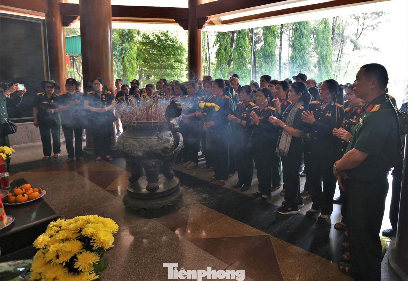 Trong dòng người ấy có những cụ già, thân nhân liệt sĩ, những cựu chiến binh, thương binh và đông đảo học sinh, sinh viên, thanh niên từ mọi miền đất nước.