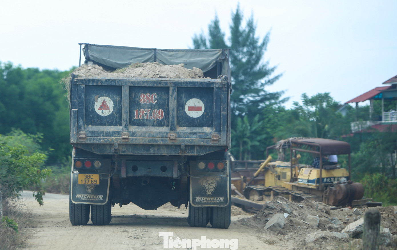 “Đất lậu” được chở bán ra khắp các địa phương.