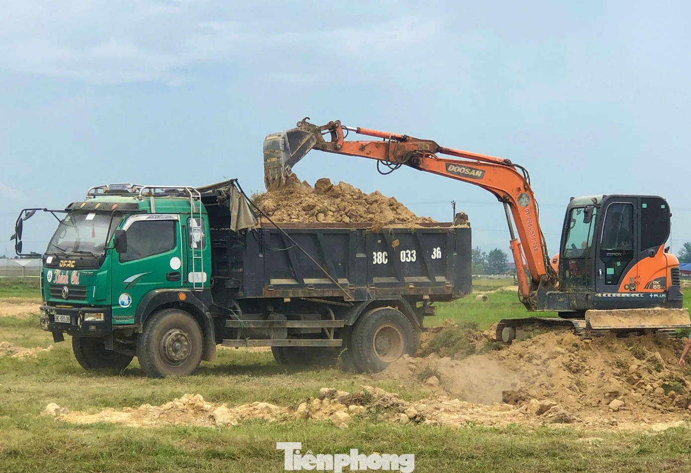 Nhiều người lợi dụng việc cải tạo ruộng đất để bán đất, trục lợi.