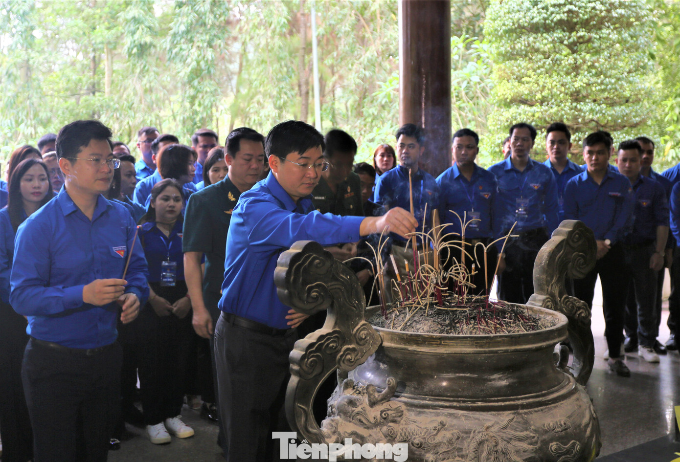 Tại Khu di tích Ngã ba Đồng Lộc, đoàn đã đặt vòng hoa, dâng nén tâm hương, bày tỏ lòng biết ơn vô hạn đối với công lao to lớn của các Anh hùng liệt sĩ đã hiến trọn tuổi thanh xuân, hy sinh vì độc lập dân tộc, tự do của Tổ quốc. Anh Bùi Minh Tuấn - Trưởng ban Tổ chức T.Ư Đoàn cùng các thành viên dâng hương tới các anh hùng liệt sĩ. Tại Khu di tích Ngã ba Đồng Lộc, đoàn đã đặt vòng hoa, dâng nén tâm hương, bày tỏ lòng biết ơn vô hạn đối với công lao to lớn của các Anh hùng liệt sĩ đã hiến trọn tuổi thanh xuân, hy sinh vì độc lập dân tộc, tự do của Tổ quốc. Anh Bùi Minh Tuấn - Trưởng ban Tổ chức T.Ư Đoàn cùng các thành viên dâng hương tới các anh hùng liệt sĩ.