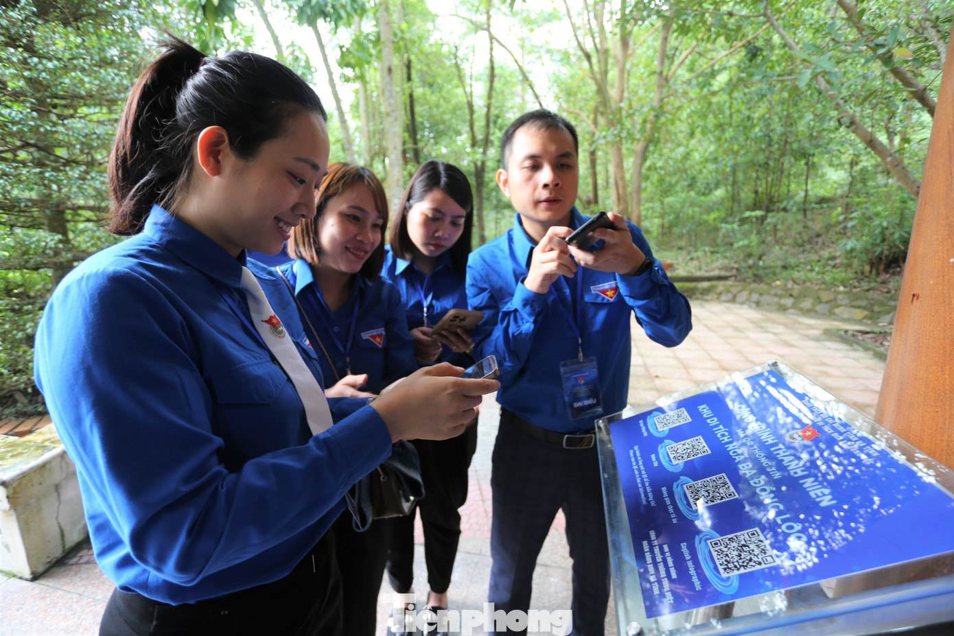 Đoàn TNCS Hồ Chí Minh tỉnh Hà Tĩnh phối hợp với các đơn vị cũng triển khai đặt các bảng gắn mã QR qua công nghệ VR360 sẽ giúp du khách tìm hiểu đầy đủ thông tin về Ngã ba Đồng Lộc. Bên trong là dữ liệu, hình ảnh, video giới thiệu về lịch sử và câu chuyện của địa chỉ đỏ. Đoàn TNCS Hồ Chí Minh tỉnh Hà Tĩnh phối hợp với các đơn vị cũng triển khai đặt các bảng gắn mã QR qua công nghệ VR360 sẽ giúp du khách tìm hiểu đầy đủ thông tin về Ngã ba Đồng Lộc. Bên trong là dữ liệu, hình ảnh, video giới thiệu về lịch sử và câu chuyện của địa chỉ đỏ.