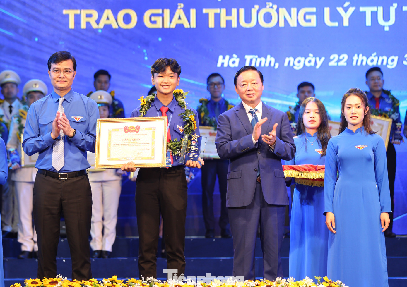 Ông Trần Hồng Hà - Phó Thủ tướng Chính phủ và anh Bùi Quang Huy - Ủy viên dự khuyết T.Ư Đảng, Bí thư thứ nhất T.Ư Đoàn trao bằng khen cho cán bộ Đoàn tiêu biểu năm 2024.