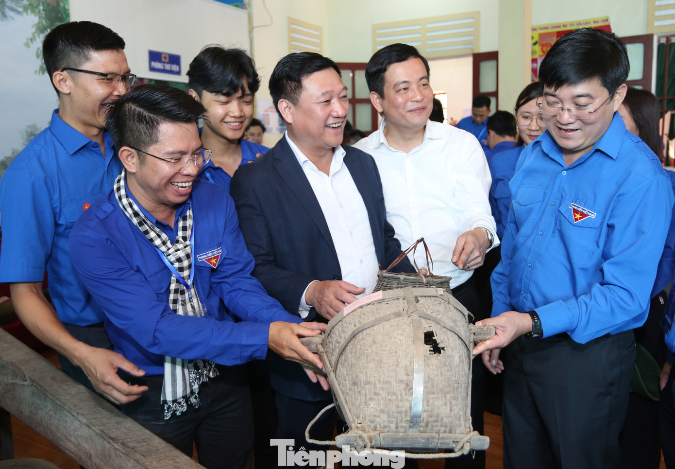 Đoàn tham quan Ngôi nhà trí tuệ và tìm hiểu về các đồ vật, trò chơi, hình ảnh ngày trước nhằm giáo dục tinh thần yêu quê hương, đất nước. Đoàn tham quan Ngôi nhà trí tuệ và tìm hiểu về các đồ vật, trò chơi, hình ảnh ngày trước nhằm giáo dục tinh thần yêu quê hương, đất nước.