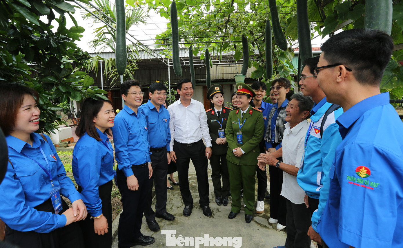 Đoàn cũng trao tặng Bản đồ Việt Nam và thăm quan mô hình nông thôn mới kiểu mẫu, khu dân cư thông minh và nhà văn hóa cộng đồng tại địa phương. Đoàn cũng trao tặng Bản đồ Việt Nam và thăm quan mô hình nông thôn mới kiểu mẫu, khu dân cư thông minh và nhà văn hóa cộng đồng tại địa phương.