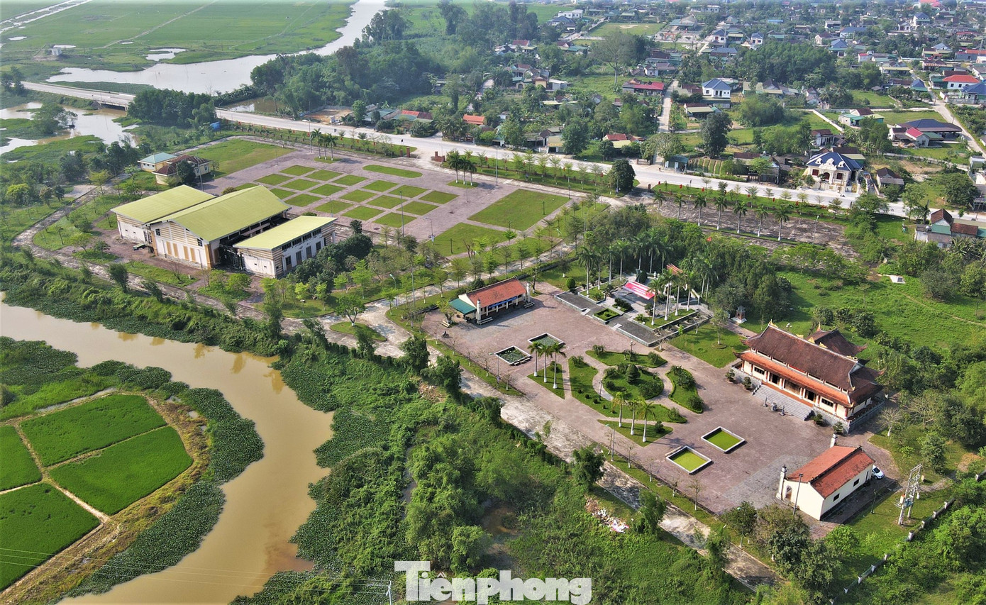 Khu tưởng niệm anh Lý Tự Trọng có tổng diện tích gần 5ha, tọa lạc ngay cạnh sông Cầu Sông, thuộc địa phận thôn Tân Long, xã Việt Tiến, huyện Thạch Hà (Hà Tĩnh). Khu tưởng niệm anh Lý Tự Trọng có tổng diện tích gần 5ha, tọa lạc ngay cạnh sông Cầu Sông, thuộc địa phận thôn Tân Long, xã Việt Tiến, huyện Thạch Hà (Hà Tĩnh).