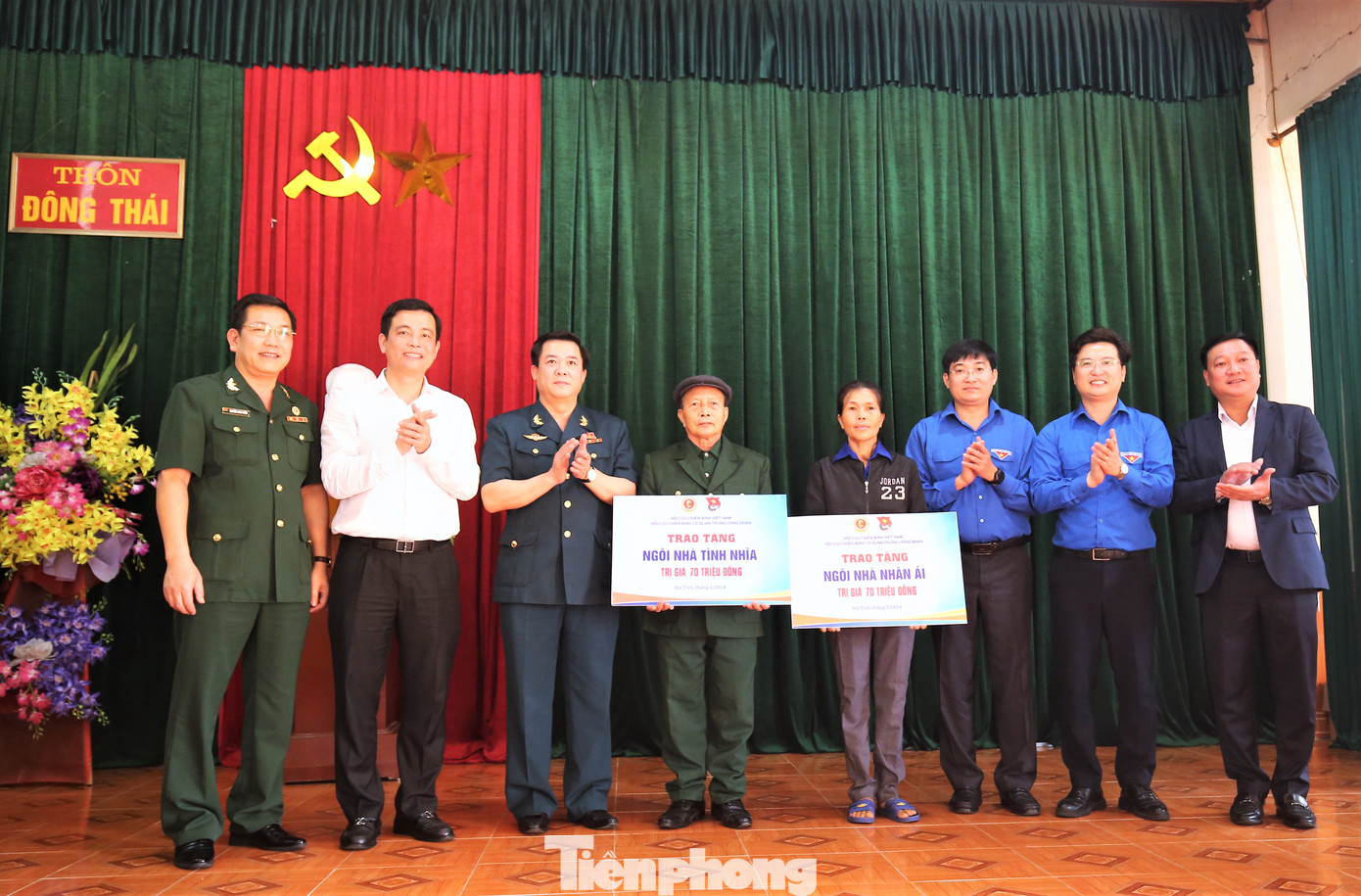 Tại nhà nhà văn hóa cộng đồng thôn Đông Thái, xã Tùng Ảnh (huyện Đức Thọ), Hội Cựu chiến binh Việt Nam, Hội Cựu chiến binh Cơ quan T.Ư Đoàn đã trao tặng hai căn nhà tình nghĩa cho gia đình có hoàn cảnh khó khăn, mỗi căn trị giá 70 triệu đồng. Tại nhà nhà văn hóa cộng đồng thôn Đông Thái, xã Tùng Ảnh (huyện Đức Thọ), Hội Cựu chiến binh Việt Nam, Hội Cựu chiến binh Cơ quan T.Ư Đoàn đã trao tặng hai căn nhà tình nghĩa cho gia đình có hoàn cảnh khó khăn, mỗi căn trị giá 70 triệu đồng.